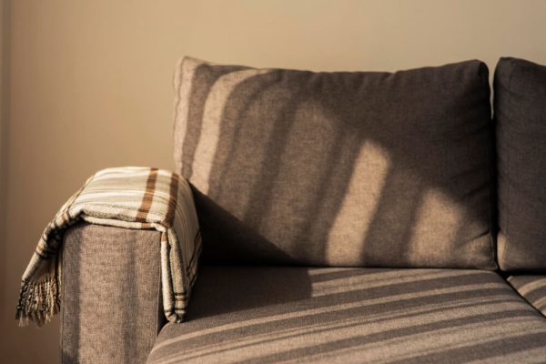 sofa-with-shadows-living-room (1) Szara Kanapa - czyszczenie i pranie tapicerki